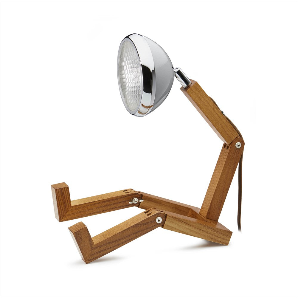 Rolig bordslampa i form av en figur med träben och en lampa som huvud. Färg: Nardo Grey.