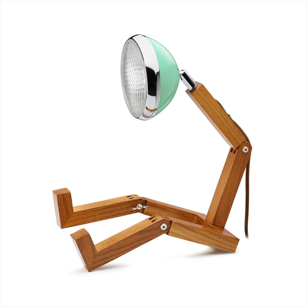 Läcker bordslampa i form av en figur med träben och en lampa som huvud. Färg: Tiffany Green.