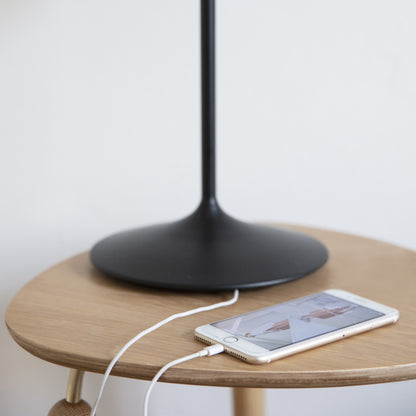 Santé bordslampa med en integrerad USB-port för att ladda mobiltelefon