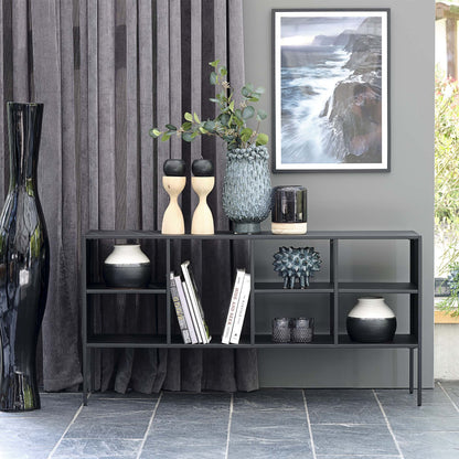 Miljöbild med Brooks konsolbord i svart metall 140 cm